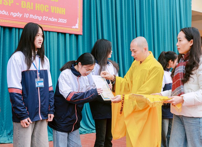 Đại đức Thích Tâm Thành trao học bổng đến các em học sinh có thành tích học tập xuất sắc tại Trường THPT Nguyễn Xuân Ôn