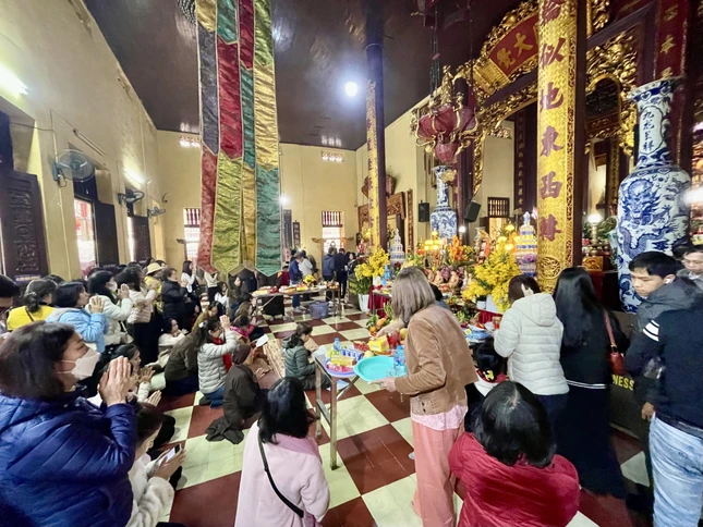 Dòng người đi lễ đông đúc nhưng vẫn giữ được trật tự. Những lời khấn nguyện thầm lặng, những nén nhang thơm được thắp lên với ước mong một năm mới bình an, hạnh phúc - Ảnh: Phương Bùi
