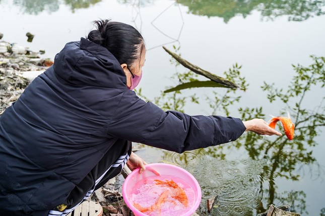 Bà Vũ Thị Huyền (Q.Tây Hồ) cho biết: "Ngày rằm đầu tiên của năm mới rất quan trọng, gia đình tôi chỉ cầu mong năm mới được bình an" - Ảnh: Đức Nguyễn