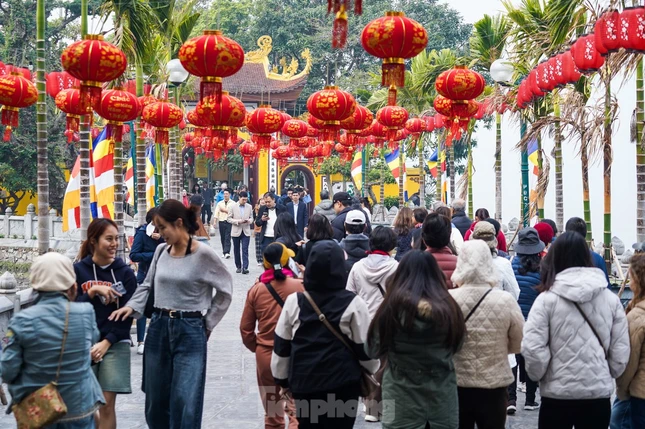 Rằm tháng Giêng, Tết Nguyên tiêu hay Tết Thượng nguyên là một trong 4 ngày rằm lớn trong năm của nước ta. Đến chùa dâng hương, cầu an dịp này là nét đẹp văn hóa tâm linh đã được gìn giữ và phát huy qua bao thế hệ - Ảnh: Đức Nguyễn