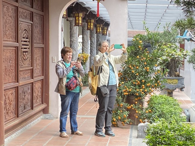 Nhiều khách nước ngoài cũng tới tham quan, chụp ảnh tại các cơ sở tôn giáo - Ảnh: Hương Uyên