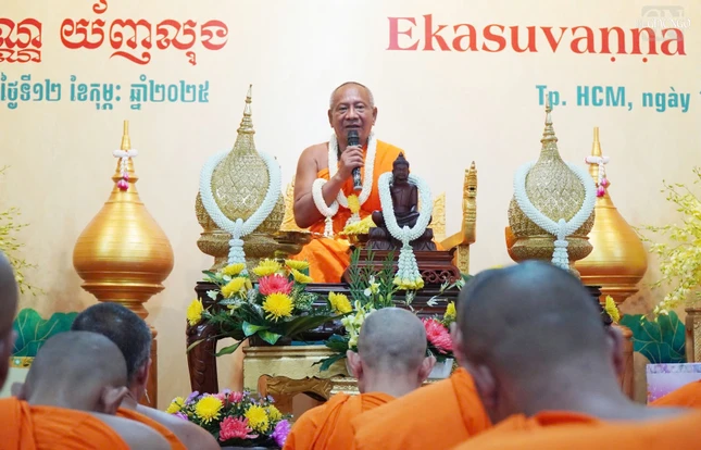 Hòa thượng Danh Lung sách tấn chư Tăng sau lời khánh tuế