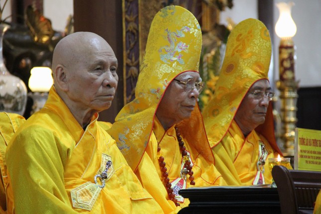 Trưởng lão Hòa thượng Phó Pháp chủ quang lâm chứng minh đàn tràng