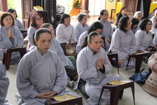 Phật tử tham dự và tụng kinh Dược Sư