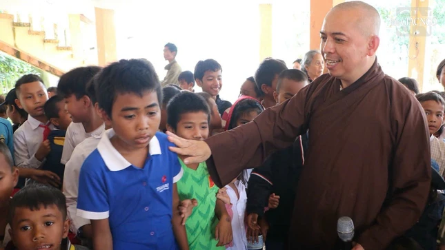Đại đức Thích Từ Luận trao học bổng cho học sinh tại các bản làng vui xuân