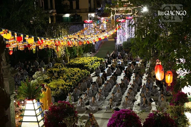 Mọi người đều chắp tay hướng về Tam bảo với lòng kính tin sâu sắc