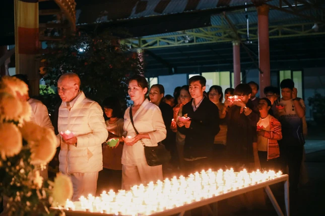 Phật tử trang nghiêm dâng đăng cúng dường Tam bảo