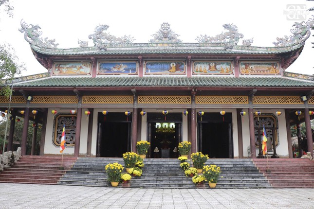 Đến năm Kỷ Sửu (1739), chúa Nguyễn Phúc Khoát khi ngự giá ra Quảng Trị đã ban sắc phong và đặt tên Sắc tứ Tịnh Quang, đánh dấu vai trò quan trọng của chùa đối với Phật giáo Đàng Trong