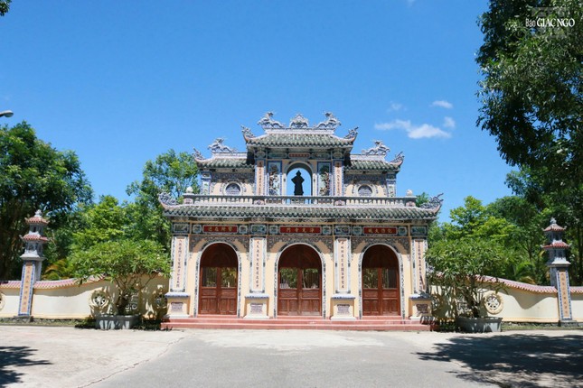 Chùa được khai sáng vào năm 1739 dưới triều vua Lê Ý Tông và năm thứ hai đời chúa Nguyễn Phúc Khoát bởi Tổ sư Chí Khả