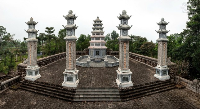 Trong khuôn viên chùa hiện nay có khu tháp Tổ, nơi tôn trí nhục thân và di cốt của các bậc danh Tăng đã từng trụ trì và hoằng pháp tại chùa qua các thời kỳ. Các tháp Tổ là dấu ấn quan trọng, thể hiện sự kế thừa của truyền thống Phật giáo và công hạnh của các bậc tiền nhân