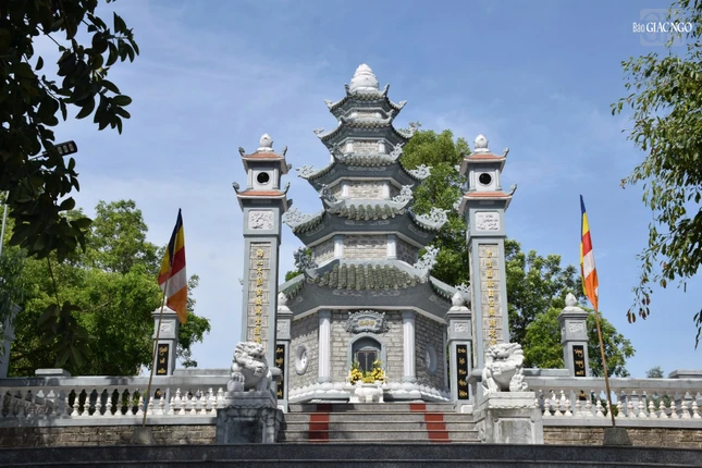 Tháp Trưởng lão Hòa thượng Thích Trí Hải, Thành viên Hội đồng Chứng minh, trú trì tổ đình Sắc tứ Tịnh Quang từ năm 2007 cho đến ngày viên tịch (26-6-Kỷ Hợi); trụ thế 79 năm, 55 hạ lạp