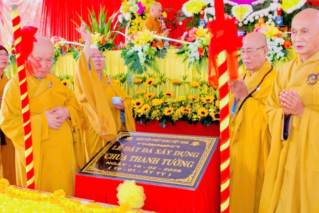 Chư tôn đức cử hành nghi thức sái tịnh