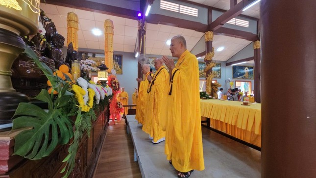 Chư tôn giáo phẩm niêm hương cầu nguyện