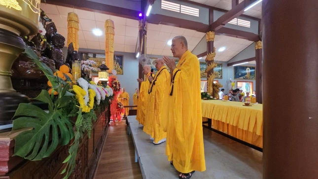 Chư tôn giáo phẩm niêm hương cầu nguyện