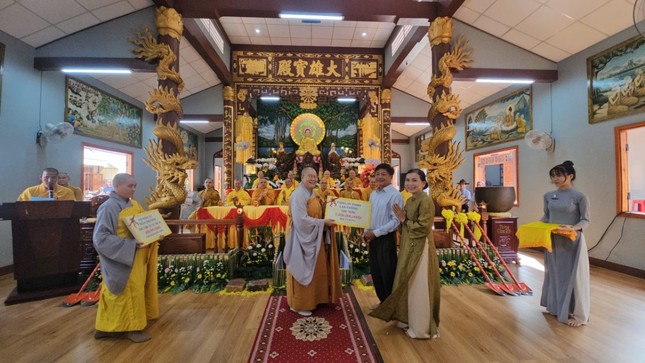 Trao bảng tượng trưng số tiền ủng hộ xây dựng chùa Phước Huệ