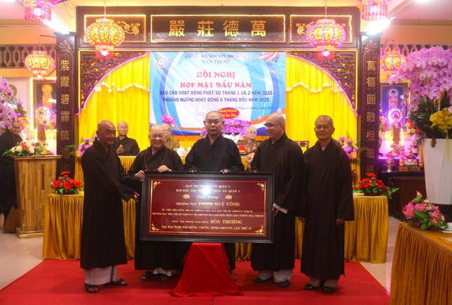 Trao khánh vàng chúc mừng chư tôn đức được tấn phong giáo phẩm