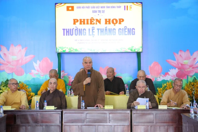 Thượng tọa Thích Tĩnh Triệt chủ trì phiên họp