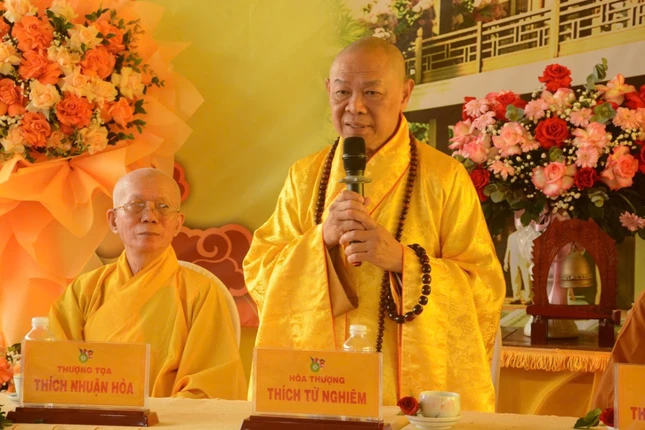 Hòa thượng Thích Từ Nghiêm ban đạo từ