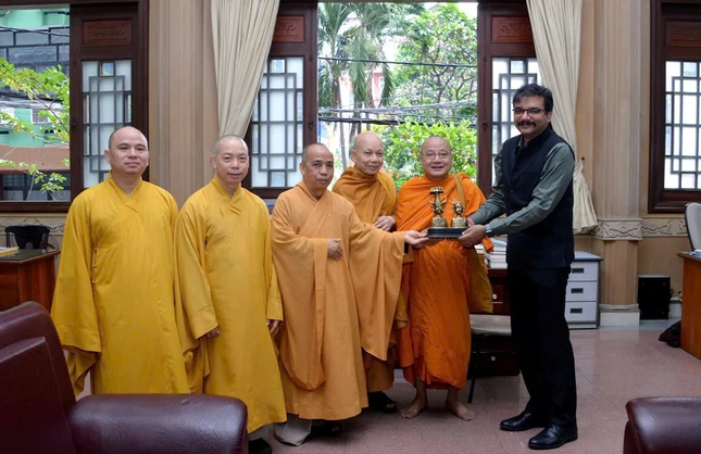 Tặng quà lưu niệm đến chư tôn đức Hội đồng Điều hành Học viện