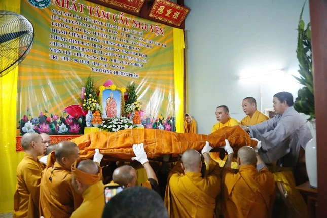 Cung thỉnh nhục thân Trưởng lão Hòa thượng nhập kim quan