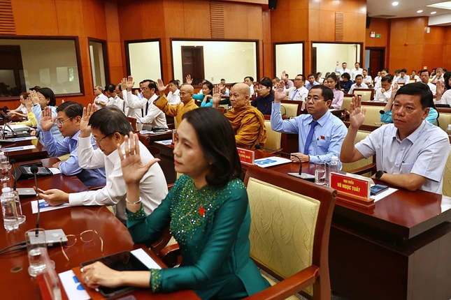 Đại biểu HĐND biểu quyết thông qua việc thành lập các sở mới thuộc UBND TP.HCM - Ảnh: Quỳnh Trần