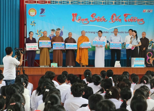 Chư tôn đức cùng các đơn vị, nhà hảo tâm trao bảng tượng trưng số tiền ủng hộ chương trình "Nâng bước đến trường" Chư tôn đức cùng các đơn vị, nhà hảo tâm trao bảng tượng trưng số tiền ủng hộ chương trình "Nâng bước đến trường"
