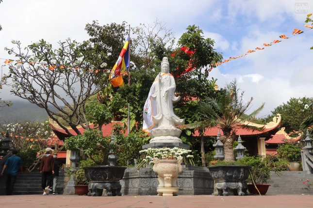 Tôn tượng Bồ-tát Quán Thế Âm cao 2m, đứng trên đài sen, tay cầm tịnh bình trong khuôn viên chùa