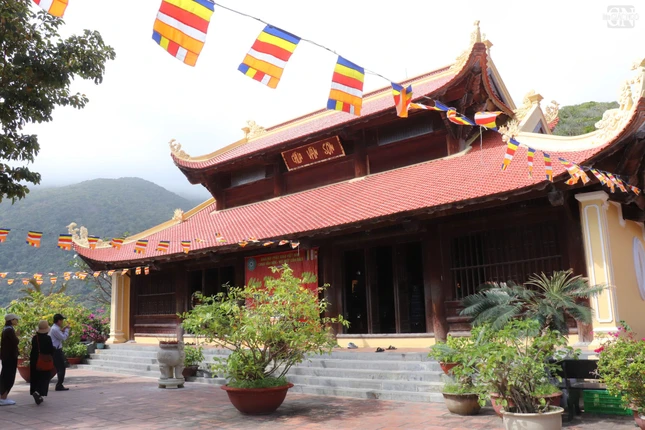 Chùa Vân Sơn tựa lưng vào núi, mặt hướng ra biển Đông, tạo thế vững chãi, linh thiêng.