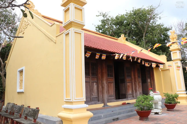 Bên cạnh đó, chùa còn thiết lập không gian tưởng niệm Chủ tịch Hồ Chí Minh, Anh hùng liệt sĩ Võ Thị Sáu và những chiến sĩ đã hy sinh vì nền độc lập dân tộc, thể hiện truyền thống “uống nước nhớ nguồn” của dân tộc Việt Nam. Từng lời kinh, tiếng kệ nơi đây như lời nhắc nhở thế hệ hôm nay về tinh thần tri ân, báo ân đối với những người đã nằm xuống cho nền hòa bình hiện tại