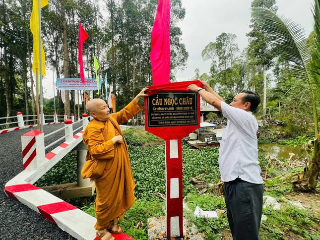 Cầu Ngọc Châu dài 17m, rộng 3,5m, nối ấp Bình Thạnh và Bình Hiệp B