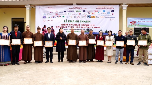 UBND H.Mường La trao Bằng tri ân tấm lòng vàng đến chư Tăng, Phật tử UBND H.Mường La trao Bằng tri ân tấm lòng vàng đến chư Tăng, Phật tử