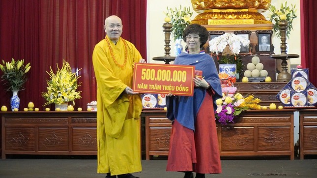 Mạnh thường quân trao bảng tượng trưng ủng hộ số tiền đến Quỹ Bảo trợ học đường Học viện Phật giáo VN tại Hà Nội