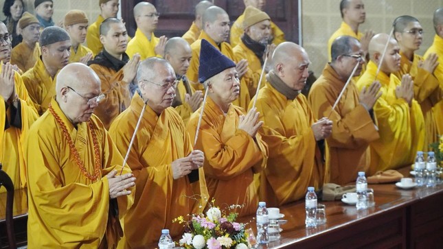 Chư tôn đức niêm hương cầu nguyện