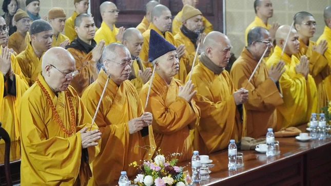 Chư tôn đức niêm hương cầu nguyện Chư tôn đức niêm hương cầu nguyện