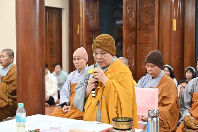 Ni sư Thích Tâm Chính niêm hương Ni sư Thích Tâm Chính niêm hương