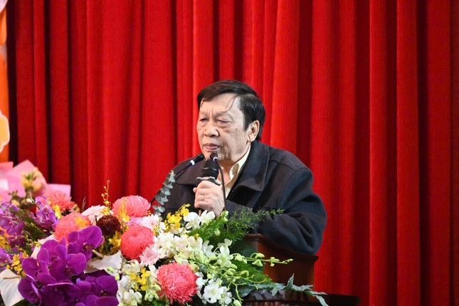 Giáo sư Lương Gia Tĩnh báo cáo thành quả đạt được của công tác bảo trợ học đường trong năm 2024 và phương hướng hoạt động Phật sự năm 2025