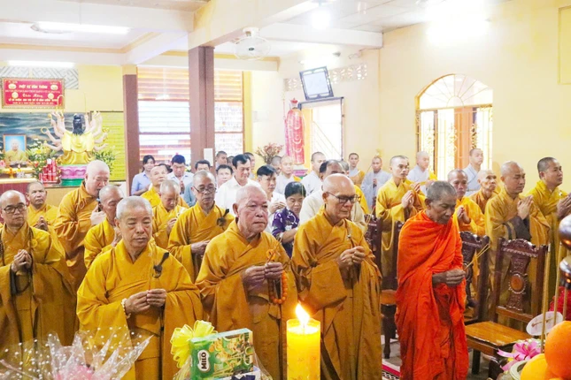 Chư tôn đức và đại diện chính quyền dâng hương tưởng niệm