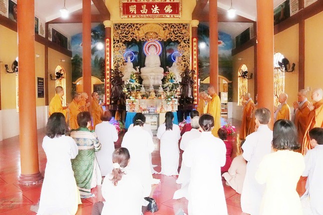 Khóa lễ tụng kinh cúng ngọ tại chánh điện chùa Lưỡng Xuyên Khóa lễ tụng kinh cúng ngọ tại chánh điện chùa Lưỡng Xuyên