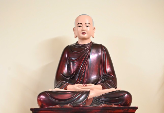 Tôn tượng Thánh Tổ Ni Đại Ái Đạo Tôn tượng Thánh Tổ Ni Đại Ái Đạo