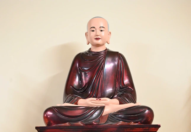 Tôn tượng Thánh Tổ Ni Đại Ái Đạo