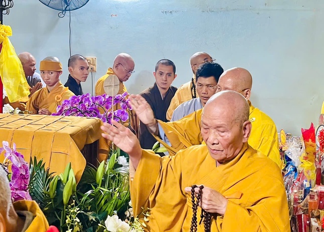 Chư tôn giáo phẩm hữu nhiễu kim quan, tiễn biệt vị pháp lữ đồng hành Chư tôn giáo phẩm hữu nhiễu kim quan, tiễn biệt vị pháp lữ đồng hành