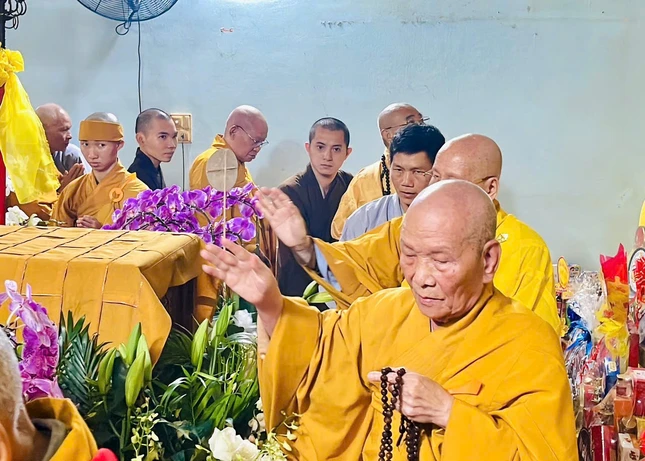 Chư tôn giáo phẩm hữu nhiễu kim quan, tiễn biệt vị pháp lữ đồng hành