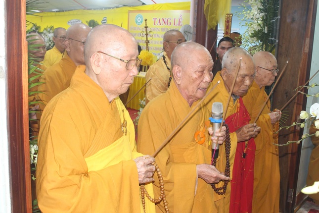 Chư tôn giáo phẩm thắp hương tưởng niệm Chư tôn giáo phẩm thắp hương tưởng niệm