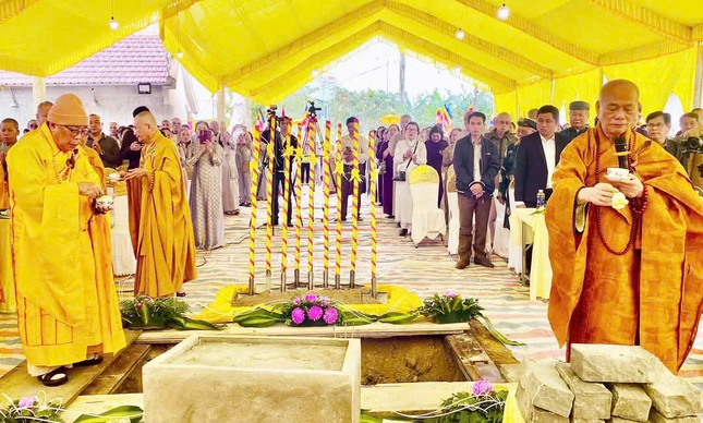 Chư tôn đức cử hành nghi thức sái tịnh