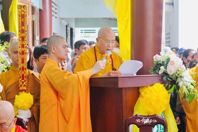 Hòa thượng Thích Khế Chơn đọc điếu văn tưởng niệm Hòa thượng Thích Khế Chơn đọc điếu văn tưởng niệm