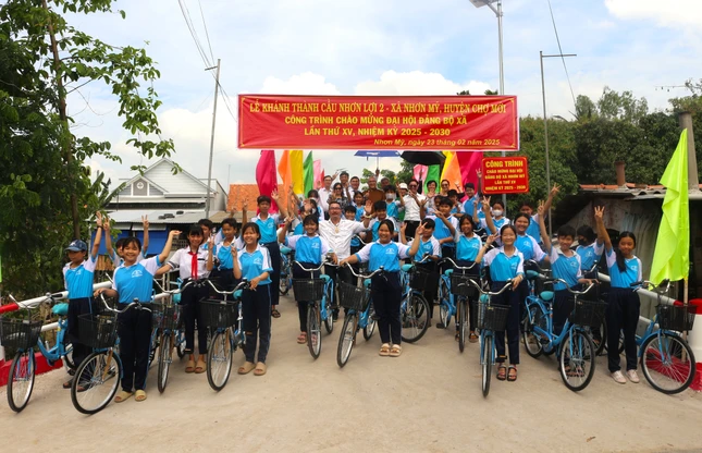 Các em học sinh vui mừng nhận xe đạp mới Các em học sinh vui mừng nhận xe đạp mới