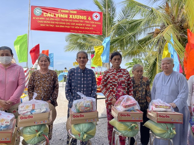 Ni sư Thích nữ Nhựt Thành trao quà đến người dân khó khăn