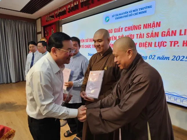 Niềm hoan hỷ khi nhận sổ hồng từ Sở Tài nguyên và Môi trường TP.HCM