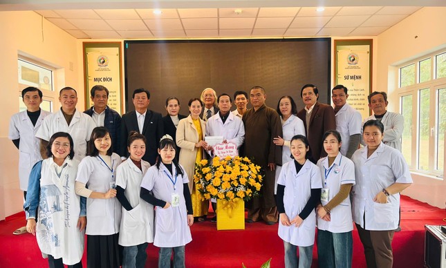 Đội ngũ lương y, bác sĩ Trung tâm Y học cổ truyền Thiện Lành nhận hoa chúc mừng nhân ngày Thầy thuốc Việt Nam 27-2