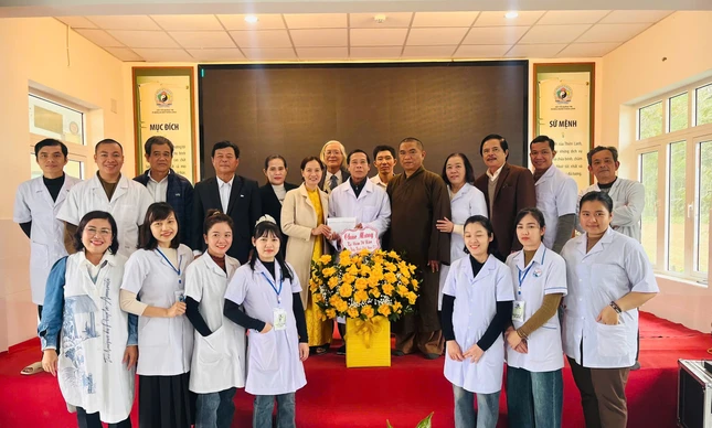 Đội ngũ lương y, bác sĩ Trung tâm Y học cổ truyền Thiện Lành nhận hoa chúc mừng nhân ngày Thầy thuốc Việt Nam 27-2